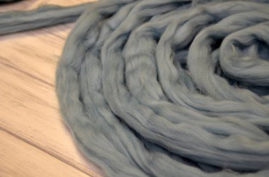 Merinos yün topları, ahşap masanın üzerinde yatan iş parçacığı mavi