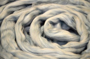 Merinos yün topları, ahşap masanın üzerinde yatan iş parçacığı mavi