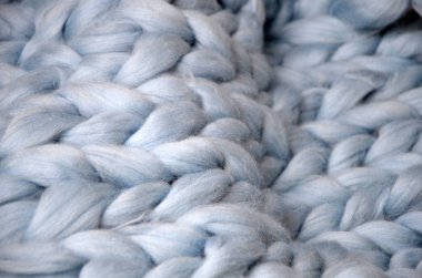 Merinos yün el yapımı örgü büyük battaniye, süper tıknaz iplik, modaya uygun kavram. Örgü battaniye, Merinos yün arka plan Close-Up