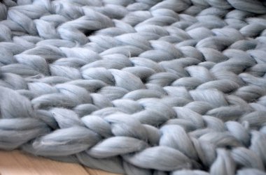 Merinos yün el yapımı örgü büyük battaniye, süper tıknaz iplik, modaya uygun kavram. Örgü battaniye, Merinos yün arka plan Close-Up