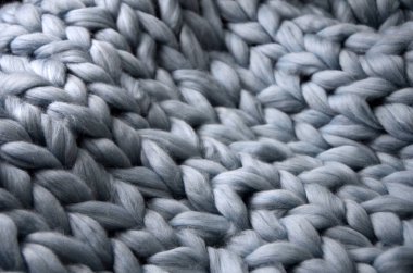 Merinos yün el yapımı örgü büyük battaniye, süper tıknaz iplik, modaya uygun kavram. Örgü battaniye, Merinos yün arka plan Close-Up