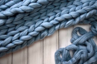 Merinos yün el yapımı örgü büyük battaniye, süper tıknaz iplik, modaya uygun kavram. Örgü battaniye, Merinos yün arka plan Close-Up