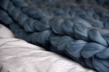 Rahat kompozisyon, closeup Merinos yün şal yatakta, sıcak ve rahat bir atmosfer. Arka plan örgü