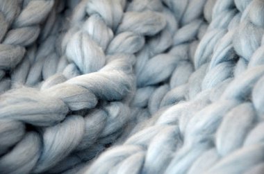 Merinos yün topları, ahşap masanın üzerinde yatan iş parçacığı mavi