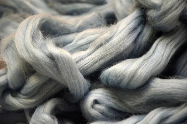 Merino ull bollar, liggande på träbord, blå tråd — Stockfoto