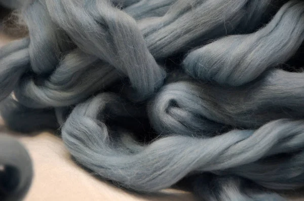 Bolas de lana merino, acostado en la mesa de madera, hilo azul — Foto de Stock