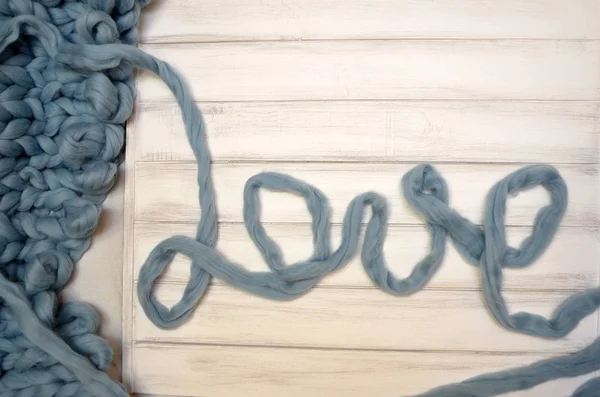 Ordet kärlek skriva av garn i merinoull, ull, alla hjärtans dag, kärlek — Stockfoto