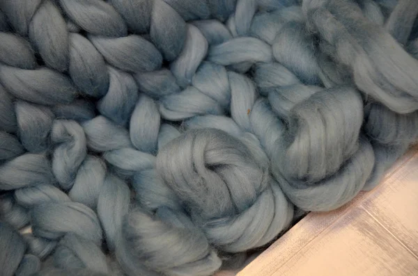 Bolas de lã merino, deitado sobre mesa de madeira, fio azul — Fotografia de Stock