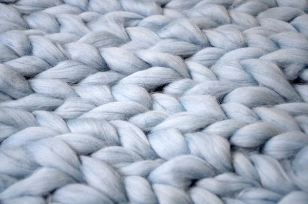 Merino wool handmade knitted large blanket, super chunky yarn, trendy concept. Close-up of knitted blanket, merino wool background — Stock Photo, Image