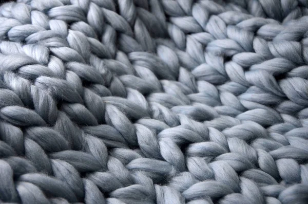 Grande couverture en laine mérinos tricotée à la main, fil super épais, concept tendance. Gros plan de couverture tricotée, fond en laine mérinos — Photo
