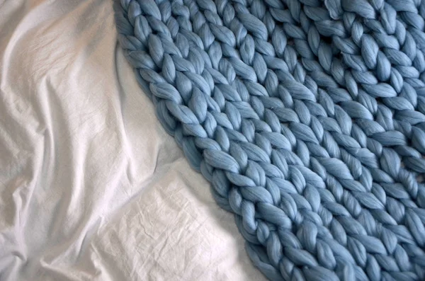 Composição acolhedora, closeup lã merino xadrez na cama, ambiente acolhedor e confortável. Fundo de malha — Fotografia de Stock