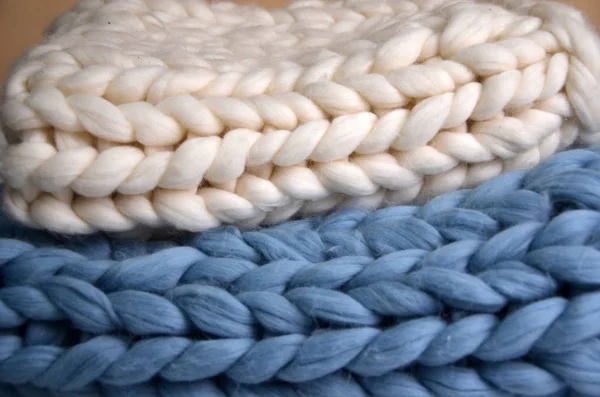 Boyalı beyaz el ve Merinos yün, Merinos yün el yapımı iki örme büyük battaniye, süper tıknaz iplik, moda kavramı mavi