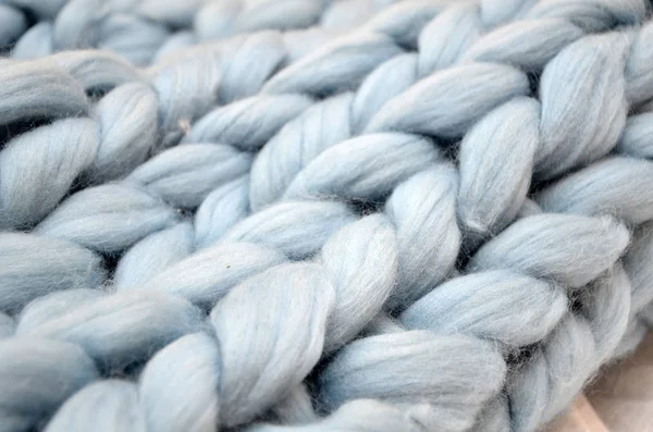 手染美利奴羊毛纺，蓝色线程 — 图库照片