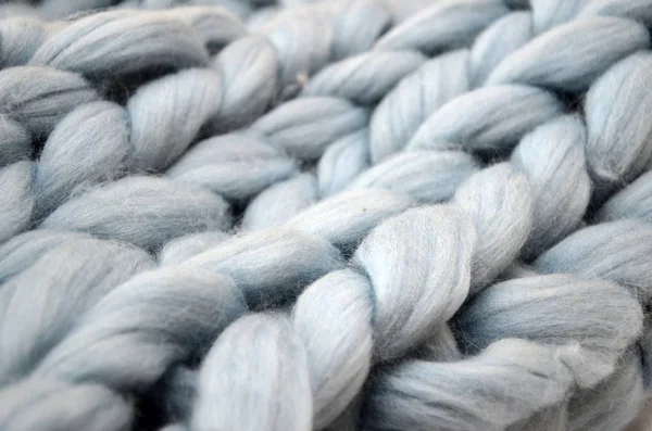 手染美利奴羊毛纺，蓝色线程 — 图库照片
