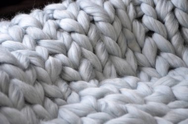 Merinos yün el yapımı örgü büyük battaniye, süper tıknaz iplik, modaya uygun kavram. Örgü battaniye, Merinos yün arka plan Close-Up