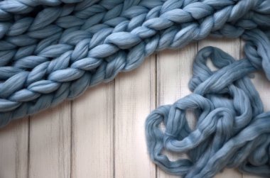 Merinos yün el yapımı örgü büyük battaniye, süper tıknaz iplik, modaya uygun kavram. Örgü battaniye, Merinos yün arka plan Close-Up