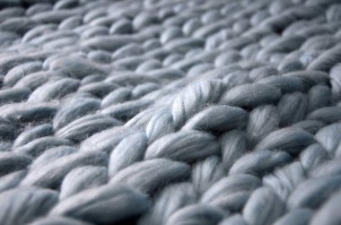 Merinos yün el yapımı örgü büyük battaniye, süper tıknaz iplik, modaya uygun kavram. Örgü battaniye, Merinos yün arka plan Close-Up