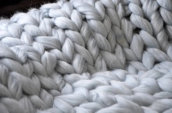 Merino wool handmade knitted large blanket, super chunky yarn, trendy concept. Close-up of knitted blanket, merino wool background — Stock Photo, Image