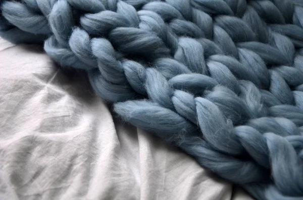 メリノ ・ ウールの手作りニット大きな毛布、超分厚い糸、トレンディなコンセプト。ニット ブランケット、メリノ羊毛背景のクローズ アップ — ストック写真