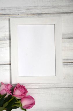 Beyaz rustik ahşap zemin üzerinde pembe peonies çarpıcı. Uzay kopyalayın. Resim veya fotoğraf için beyaz çerçeve