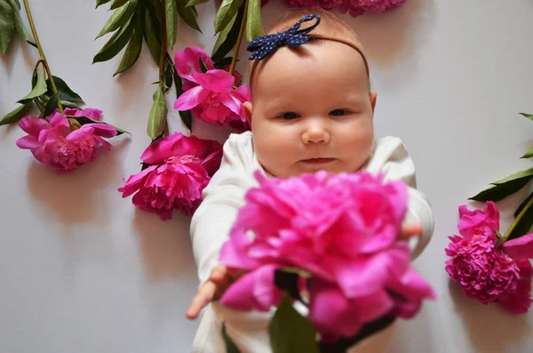 Peony with child. Free place for text. Happy baby girl with a pi — Stock Photo, Image