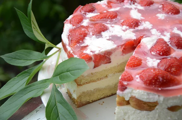 Bolo de morango em placa de madeira branca com folha de hortelã — Fotografia de Stock