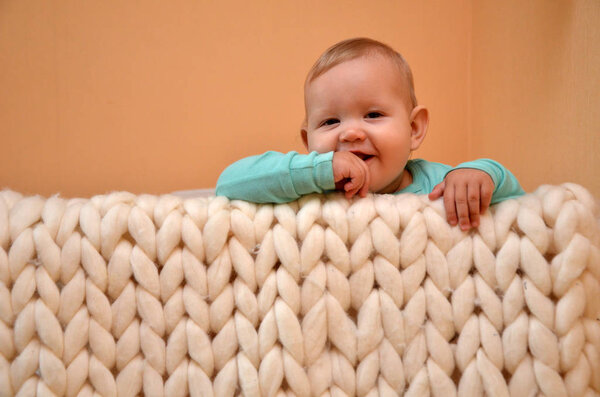 Мериносовая шерсть ручной работы вязаное большое одеяло, супер толстая пряжа, модная концепция. Крупный план трикотажа, мериносовой шерсти фон
