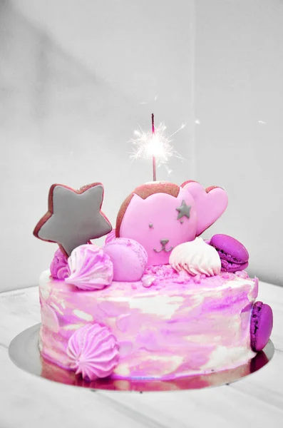 День рождения торт со свечами, яркие огни bokeh. — стоковое фото