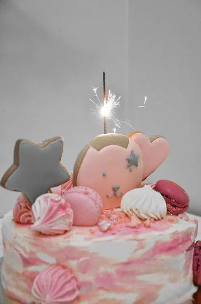 Verjaardagstaart met kaarsen, heldere lichten bokeh. — Stockfoto