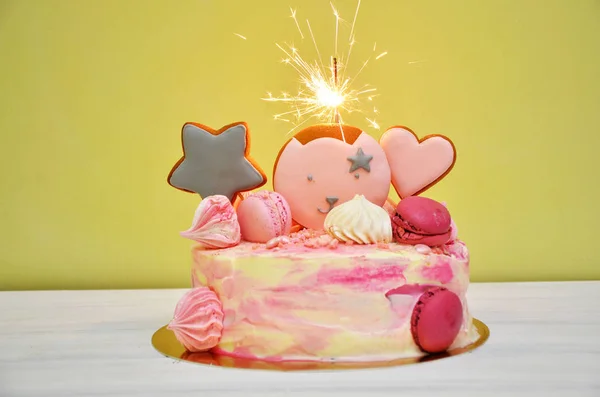 Verjaardagstaart met kaarsen, heldere lichten bokeh. — Stockfoto
