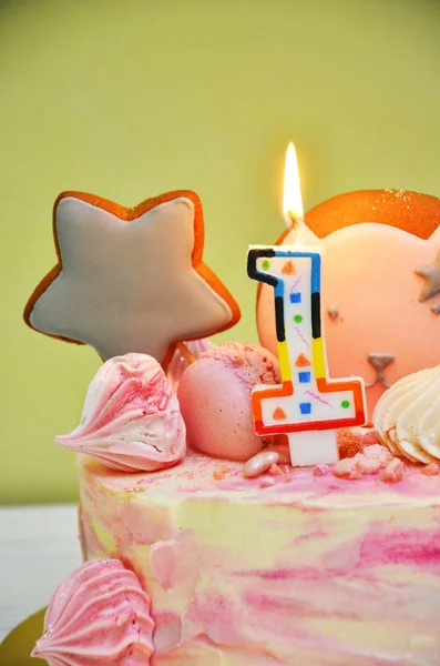 Colorful birthday cake. First bithday of girl. Pink cake. 1 cand — Stock Photo, Image