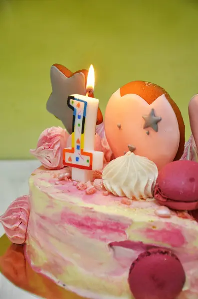 Kleurrijke verjaardagstaart. Eerste bithday van meisje. Roze taart. 1 cand — Stockfoto