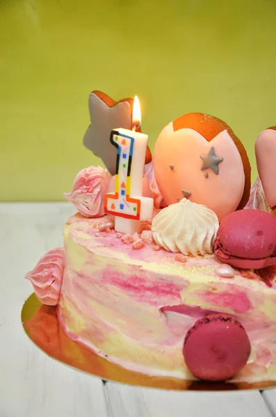 Красочный праздничный торт. Первый день рождения девушки. Розовый торт. 1 cand — стоковое фото
