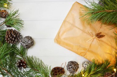 Noel hediyesi veya mevcut kutusunda yukarıdan rustik ahşap arka plan üzerinde dekorasyonu ile kraft kağıt sarılı. Düz yatıyordu stili.