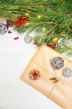 Noel hediyesi veya mevcut kutusunda yukarıdan rustik ahşap arka plan üzerinde dekorasyonu ile kraft kağıt sarılı. Düz yatıyordu stili.