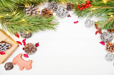 Noel süslemeleri Ren geyiği ve kırmızı kalpler üzerinde koyu ahşap arka plan asılı.