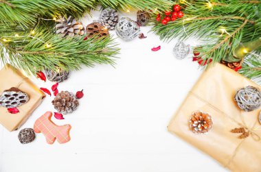 Noel hediyesi veya mevcut kutusunda yukarıdan rustik ahşap arka plan üzerinde dekorasyonu ile kraft kağıt sarılı. Düz yatıyordu stili.