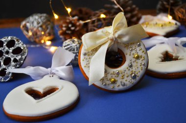 Noel kurabiye ve Noel süsleri nevy mavi zemin üzerine. Üstten Görünüm kopya alanı ile. Yeni Yılınız Kutlu Olsun. mutlu Noeller