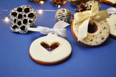 Noel kurabiye ve Noel süsleri nevy mavi zemin üzerine. Üstten Görünüm kopya alanı ile. Yeni Yılınız Kutlu Olsun. mutlu Noeller