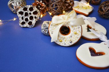 Noel arka plan. Gingerbread çerezleri ve Noel dekorasyonları ahşap bir zemin üzerinde farklı şekiller. Kopya alanı ve üstten görünüm.