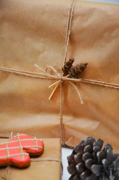 Regalo di Natale o confezione regalo avvolta in carta kraft con decorazione su sfondo rustico in legno dall'alto. Stile flat lay . — Foto Stock