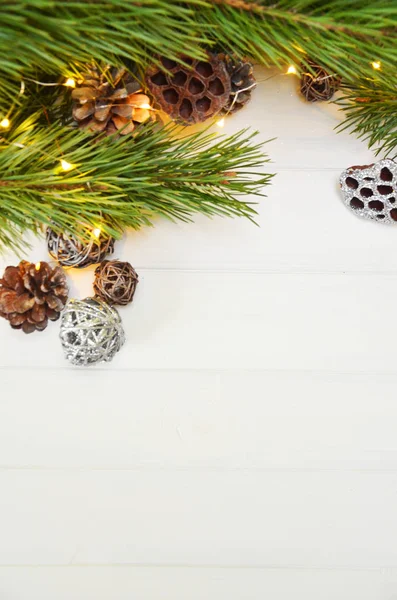 Weihnachtsdekoration Rentiere und rote Herzen hängen über dunklem Holz Hintergrund. — Stockfoto