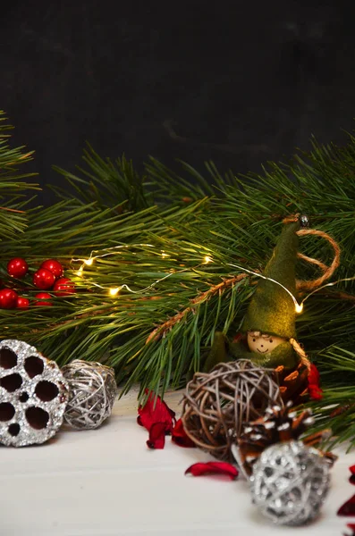 Fondo navideño con ramas de abeto, conos, saco de yute y adornos en blanco. Decoración de Año Nuevo, bolas de decoración de Navidad con conos de abeto y ramas de abeto aisladas sobre un fondo blanco — Foto de Stock