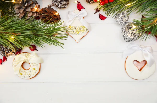 Weihnachtskomposition. Weihnachten Lebkuchen auf weißem Hintergrund. flache Lage, Draufsicht, quadratisch — Stockfoto