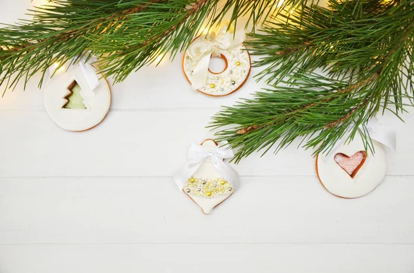 Lebkuchen mit Zucker, Gewürzen, mit neuem Yarmbaum. weißer Holzhintergrund. Stillleben mit direktem, natürlichem Licht für den Effekt. — Stockfoto