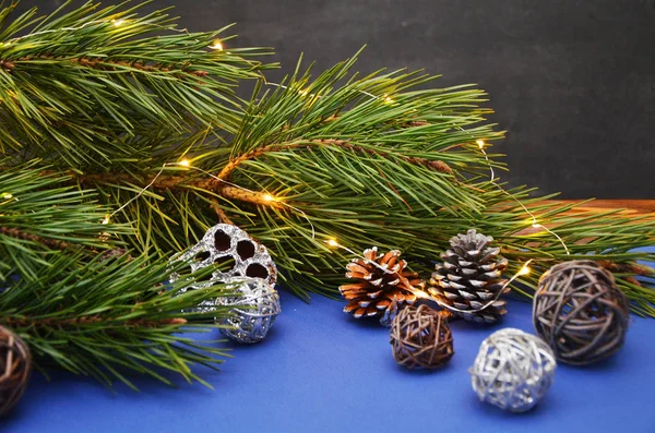 クリスマスのジンジャーブレッドとネィヴィの青い背景のクリスマスの装飾。コピー スペース平面図. — ストック写真