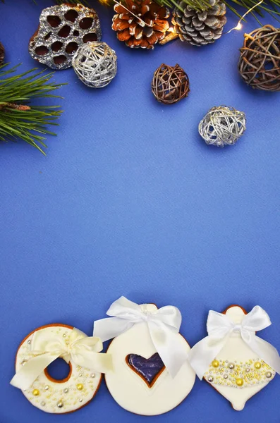 Pão de gengibre de Natal e decorações de Natal em fundo azul nevy. Vista superior com espaço de cópia . — Fotografia de Stock