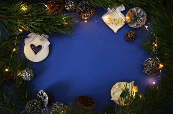 Weihnachten Lebkuchen und Weihnachtsdekoration auf nevy blauen Hintergrund. Ansicht von oben mit Kopierraum. — Stockfoto