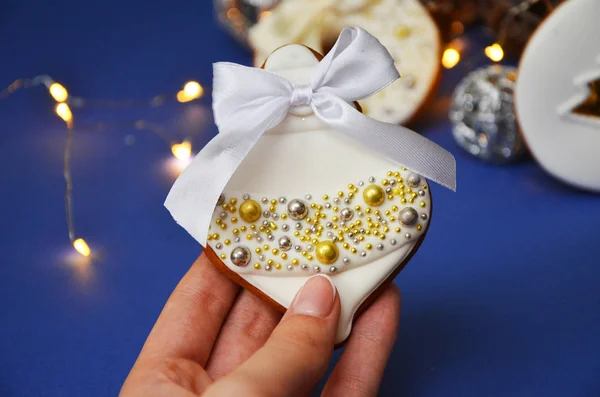 Kerst peperkoek en kerstversiering op nevy blauwe achtergrond. Bovenaanzicht met kopie ruimte. Gelukkig Nieuwjaar. vrolijk kerstfeest — Stockfoto