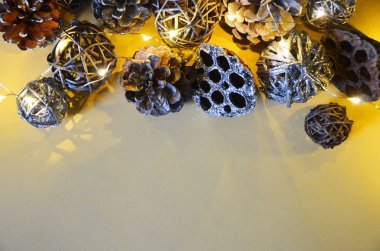 Kompozisyon sarı izole Noel süslemeleri